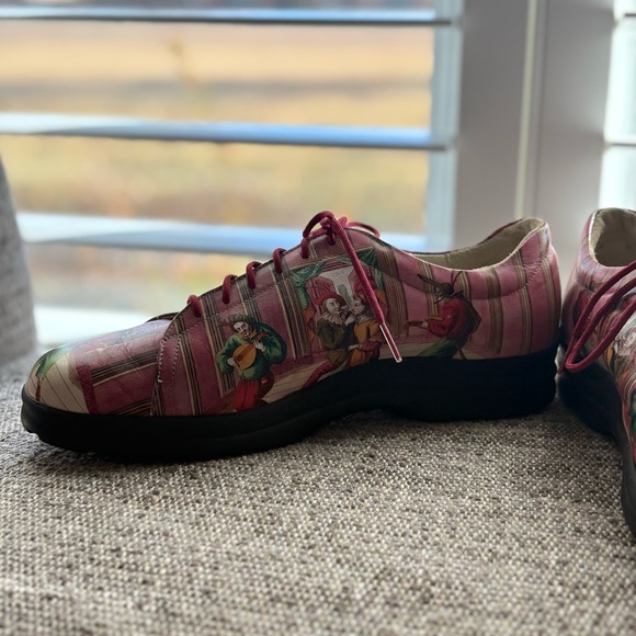 Vintage ICON Multicolor Patterned Women's Sneakers - Picture 2 of 10